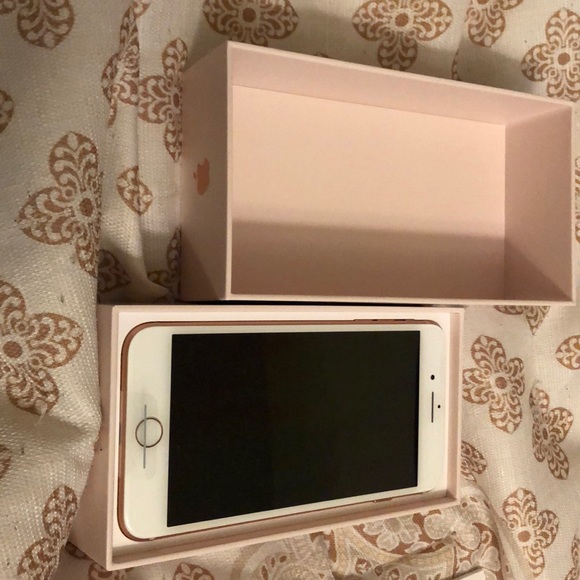 iPhone 8 Plus Gold 64GB - Picture 3 of 7
